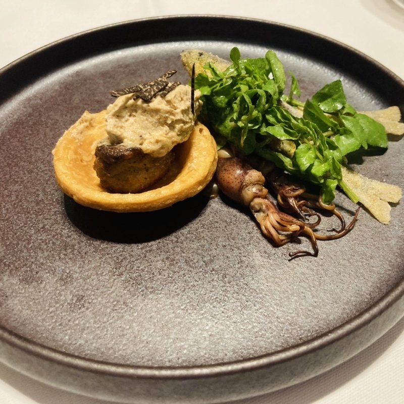 稚鮎の上新粉揚げ　ホタルイカのスモーク　ポルチーニのムースとフォアグラのタルト(ラ ファソン 古賀)