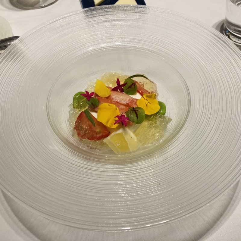 ずわい蟹のブランマンジェ　日向夏　空豆　完熟トマトのコンソメジュレ(ラ ファソン 古賀)