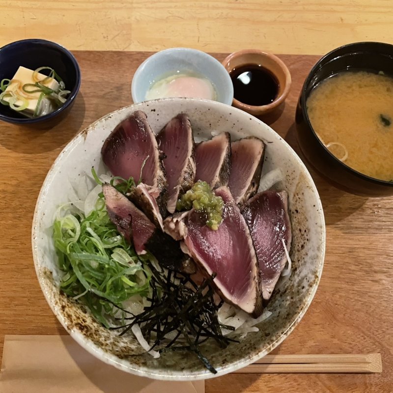 カツオのタタキ丼(てつ鍋 カツを)