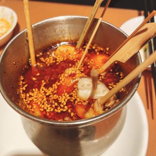 四川本場薬膳スープの串つけ麻辣湯(中華料理 紅燈記)