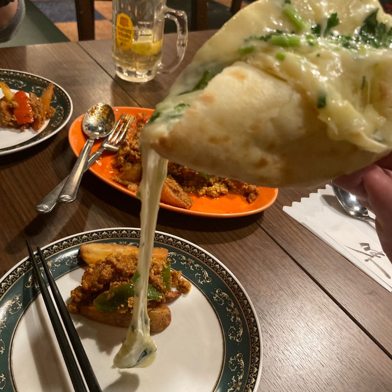 パクチーチーズナン(リゾートダイニング&エスニックミールズ コロニアルガーデン 新宿御苑)