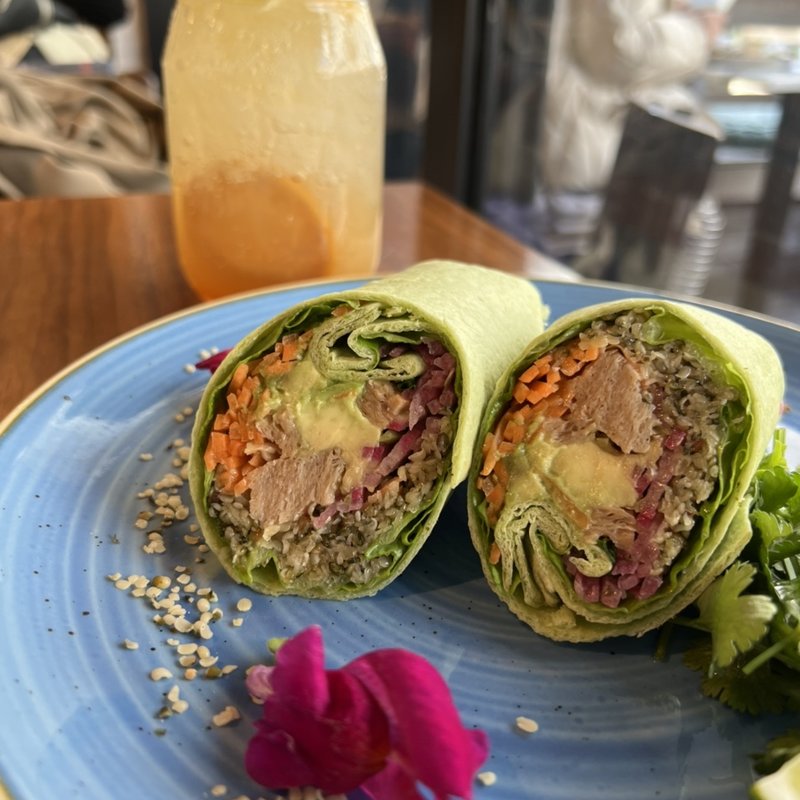 ヘンプシードタプレと大豆ミートのアジアンラップ(Mr.FARMER 表参道本店)