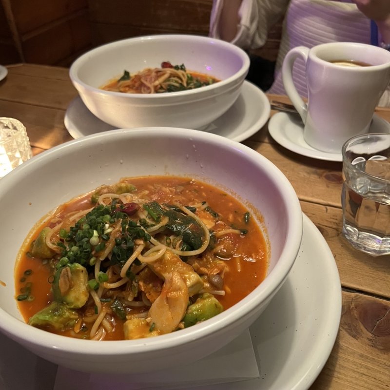 ツナとアボカドのトマトスパゲッティー(MOGA cafe)