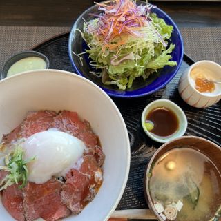 ローストビーフ丼温玉のせ(ヨスガ カフェ （yosuga cafe）)