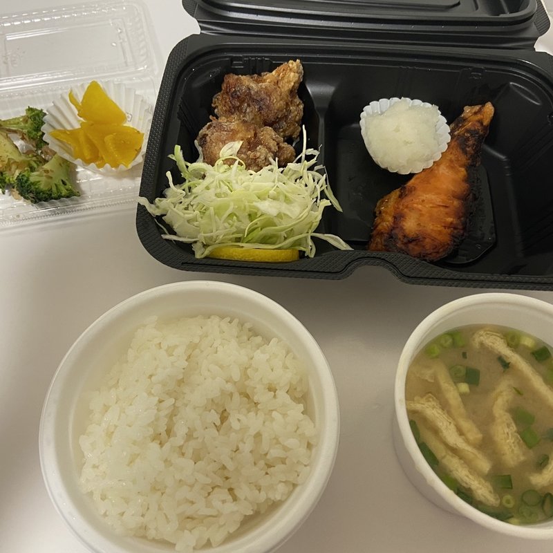 銀鮭塩焼きと唐揚げ定食(小岩しあわせ食堂)