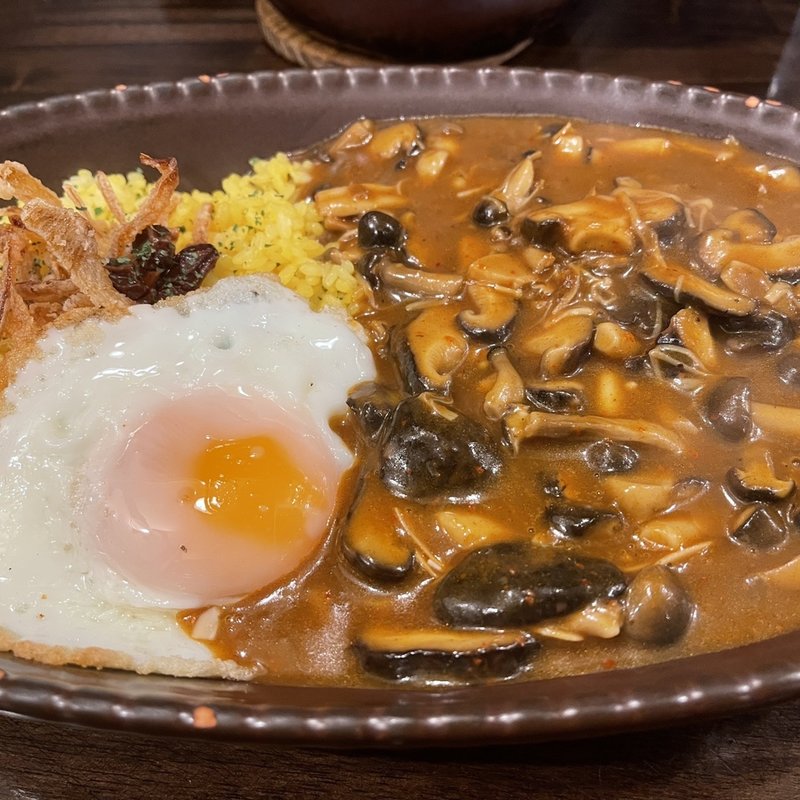 森のきのこカレー　Tp. 目玉焼き(ビストロ喜楽亭)