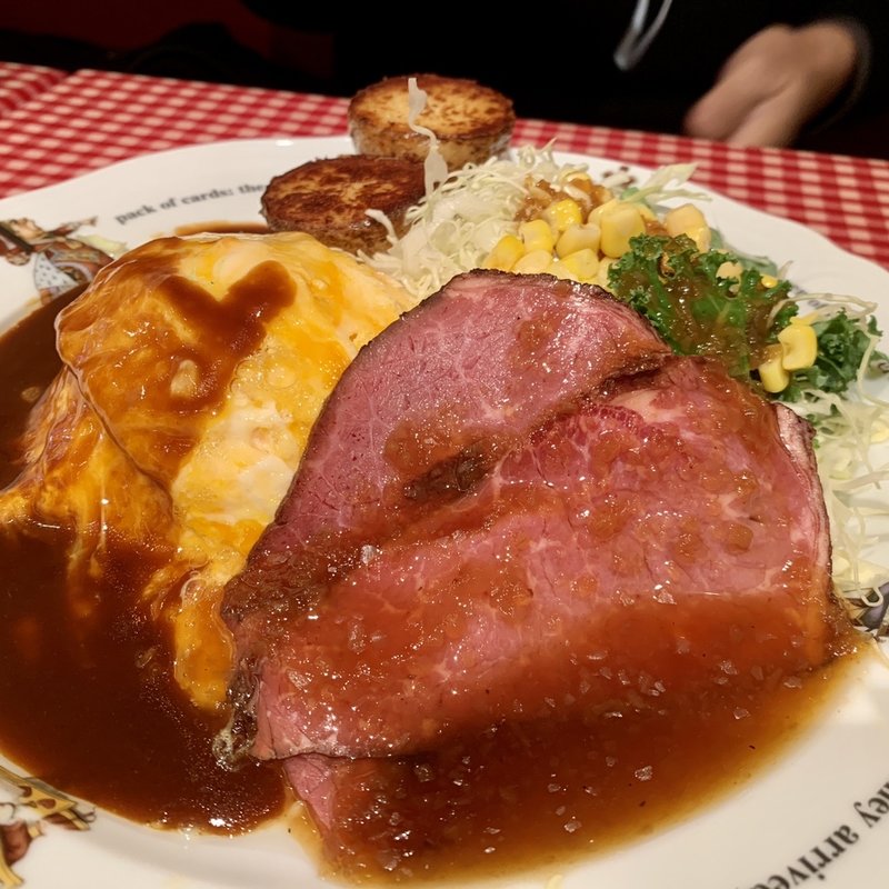 とろーり卵のチキンオムライスとローストビーフ(ラケル 丸井錦糸町店)