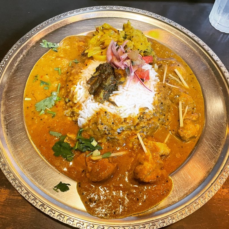 南インド風チキンカリーとオイスターマサラのあいがけ(バスマティライスで)(定食堂 金剛石)