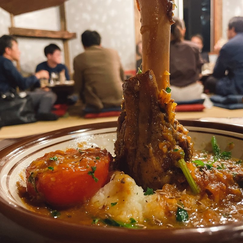 じっくり煮込んだ子羊の骨付きすね肉(森のブッチャーズ )