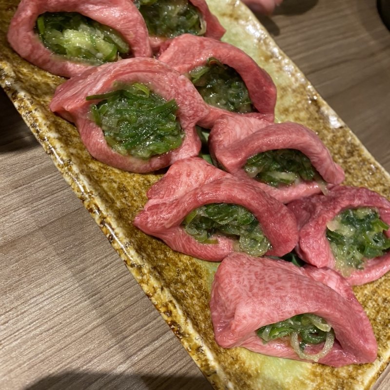 厚切りネギ包み牛タン(ホルモン焼肉 忍鬨 堺筋本町 本店)