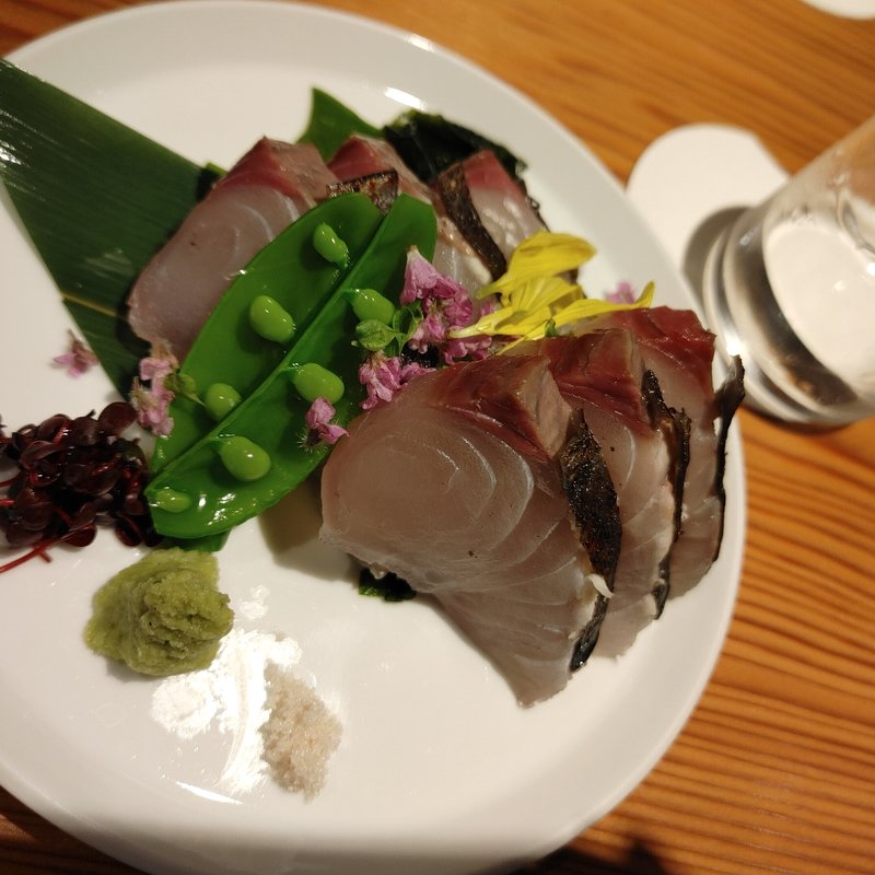 サワラの熟成炙りお造り(角打ち割烹　三才)