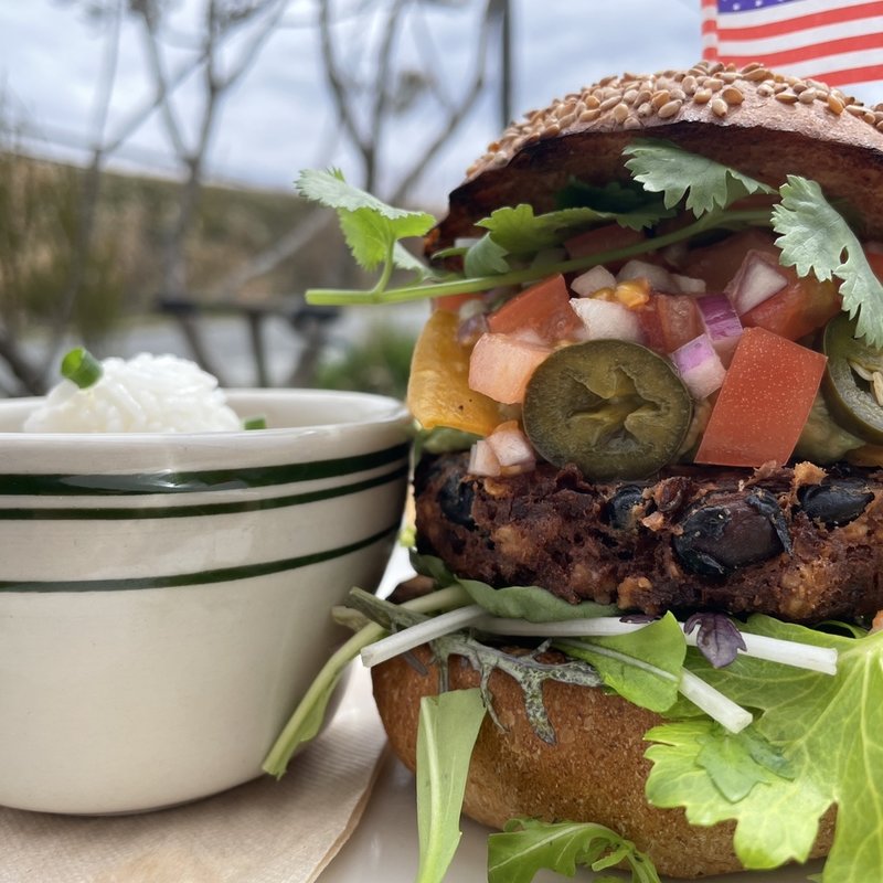 カリフォルニアベジバーガー&スパイシービーンズスープ(DAKOTA ・RUSTIC TABLE・)