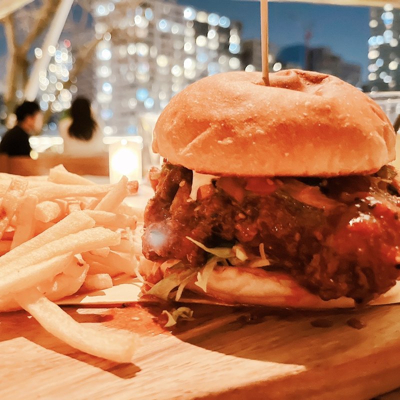 コリアンスタイルフライドチキンサンド、キムチサルサとコチュジャンソース(T.Y.HARBOR)