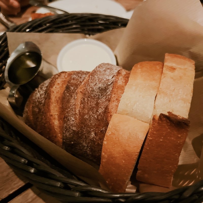 手作りブレッドの盛り合わせ、ホイップバターとエキストラバージンオイル(T.Y.HARBOR)