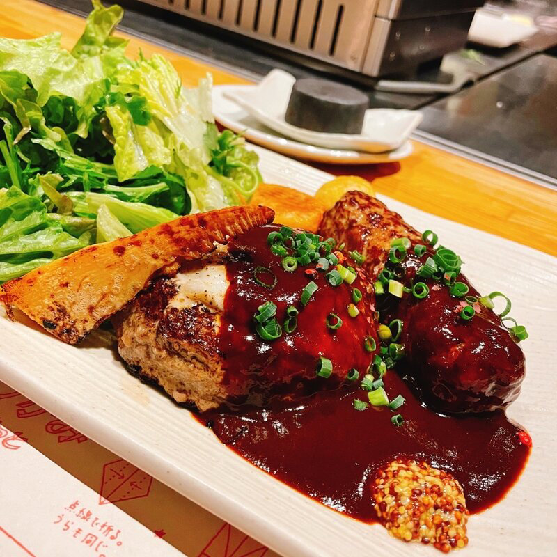 十勝ハーブ牛＋かみふらのポーク＋八丁味噌とプルーンのデミグラス(ノースコンチネント MACHI NO NAKA （North Continent）)