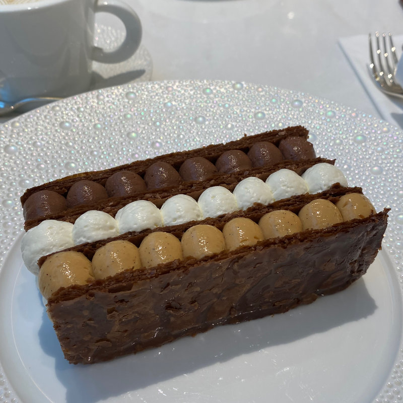 作りたてのショコラのミルフィーユ カメルーン産カカオのガナッシュとプラリネ、上質の生クリームと(LE CAFE V)
