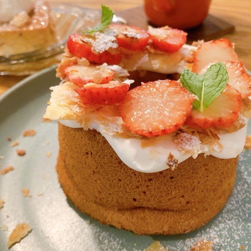 春のシフォンケーキ（いちごパイ）(AIDA with CAFE 広島店 （アイーダ ウィズ カフェ）)