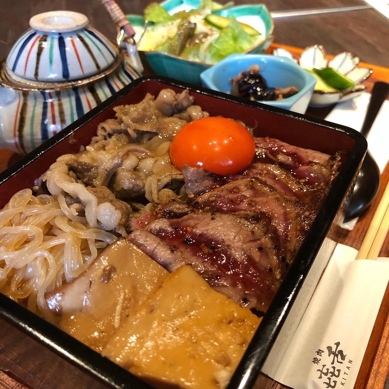 黒毛和牛 熟成イチボ肉タタキとすき焼き合い盛りのお重(焼肉㐂舌 法善寺店)