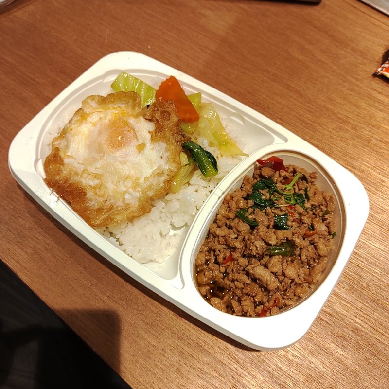 ガパオご飯（牛鶏豚）(メナムのほとり 神保町テラススクエア店 )