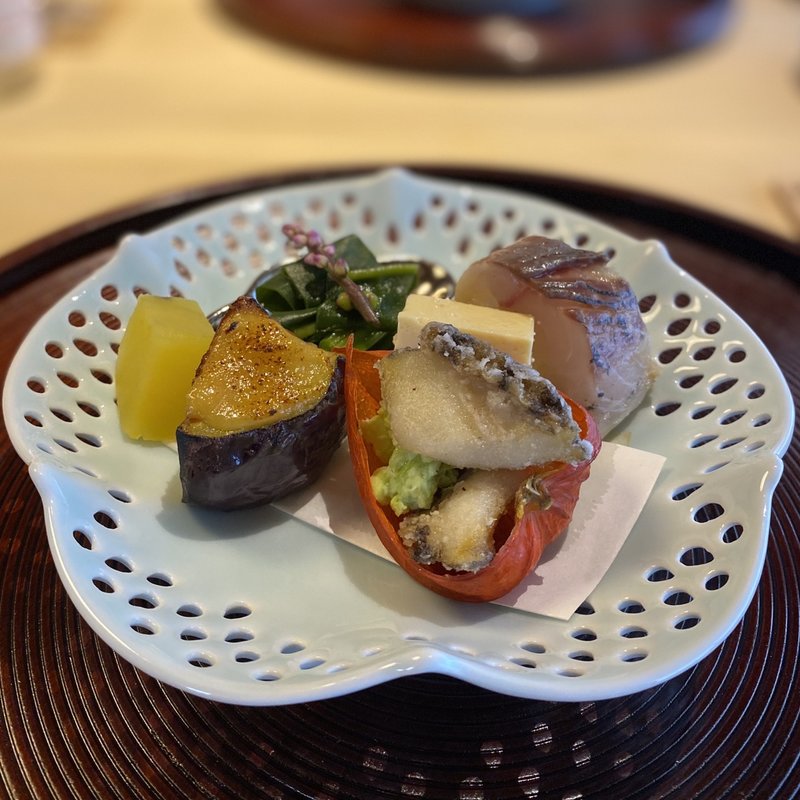 八寸(アジの押しずし、つるむらさき、賀茂茄子の田楽、ハモの卵とじ、丸十のレモン煮、鮑の唐揚げとずんだ)(京味 もと井)