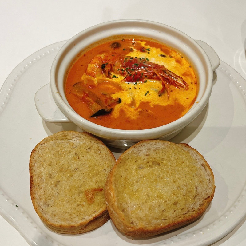 海老とキノコのビスククリームスープ、カンパーニュブレッド付き(ラ・メゾン アンソレイユターブル ららぽーと横浜店)