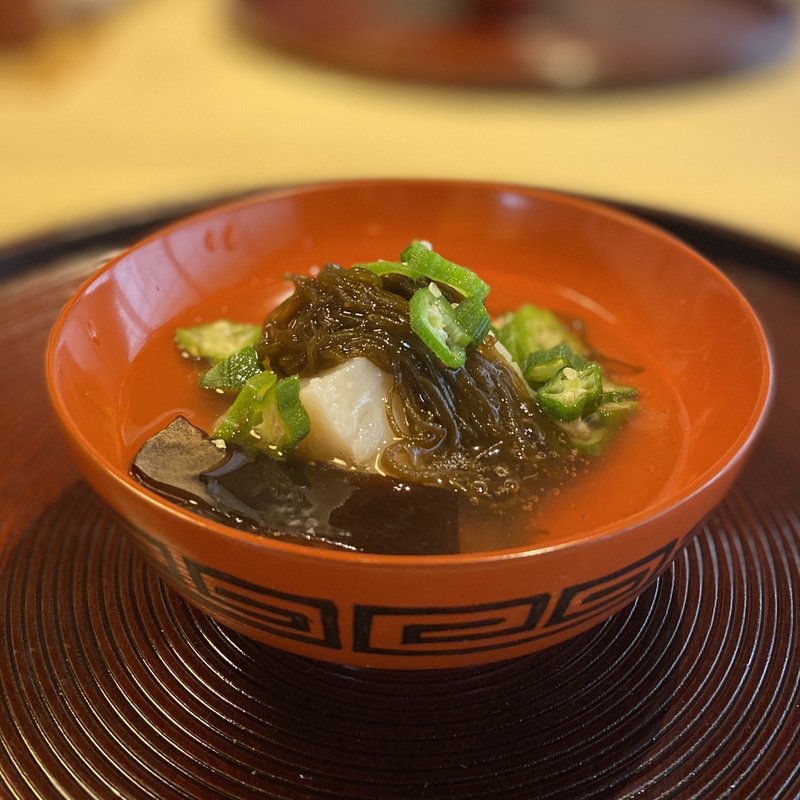 ホタテの貝柱、太もずく、生きくらげ、オクラの甘酢あんかけ(京味 もと井)