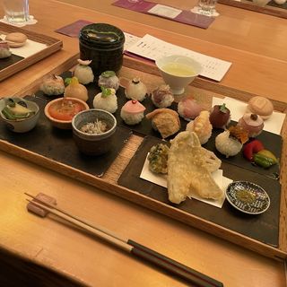 月替りセット（手鞠寿司14貫、天婦羅3種、おばんざい3種、茶碗蒸し、最中、日本茶）