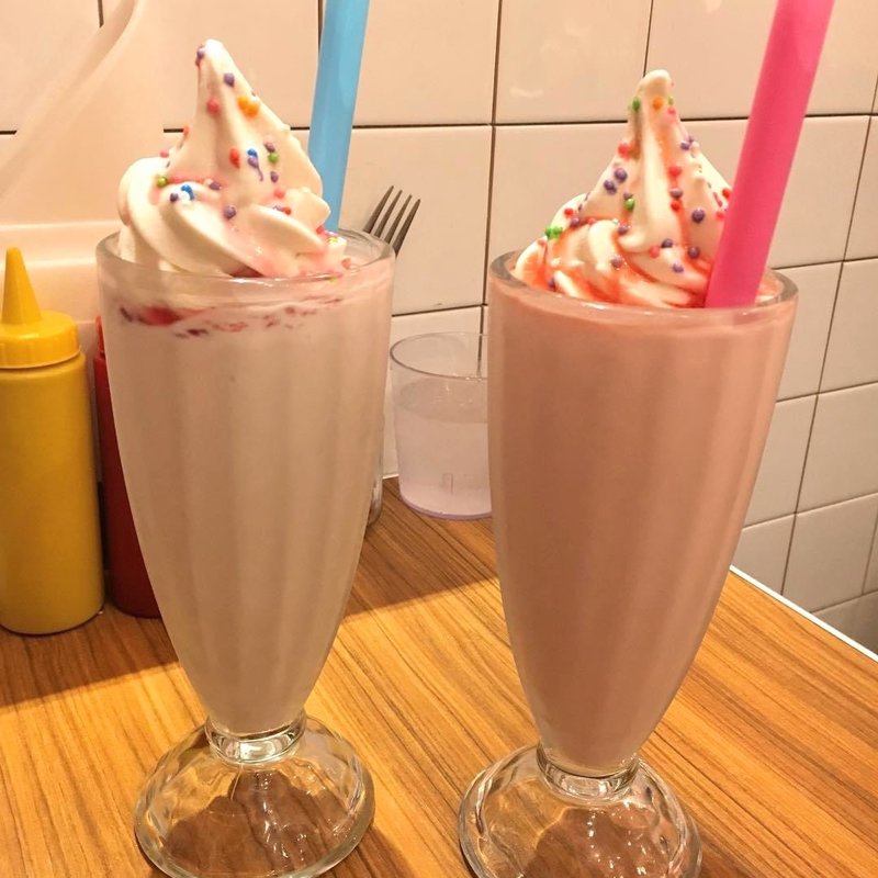 クランベリーミルクシェイク ストロベリーシェイク(BURGER&MILKSHAKE CRANE)