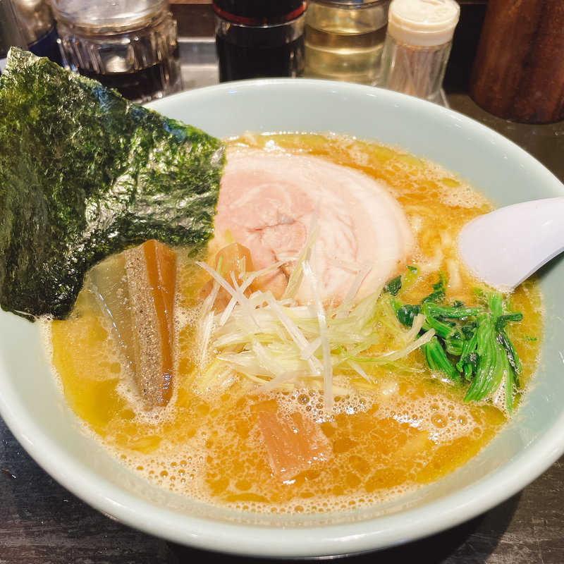 豚骨風豚白湯ラーメン煮干しの煮こごり乗せ(柳麺まる重)