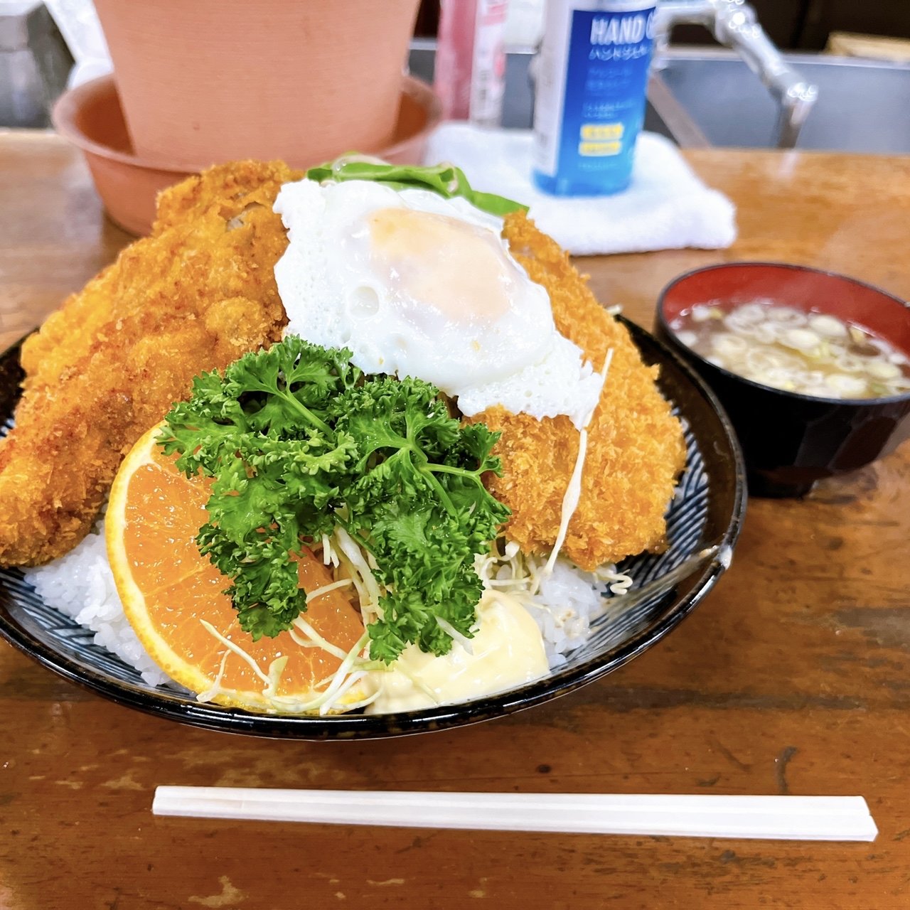 丼とおぼん I ordered a large katsudon (pork cutlet bowl) and it was the