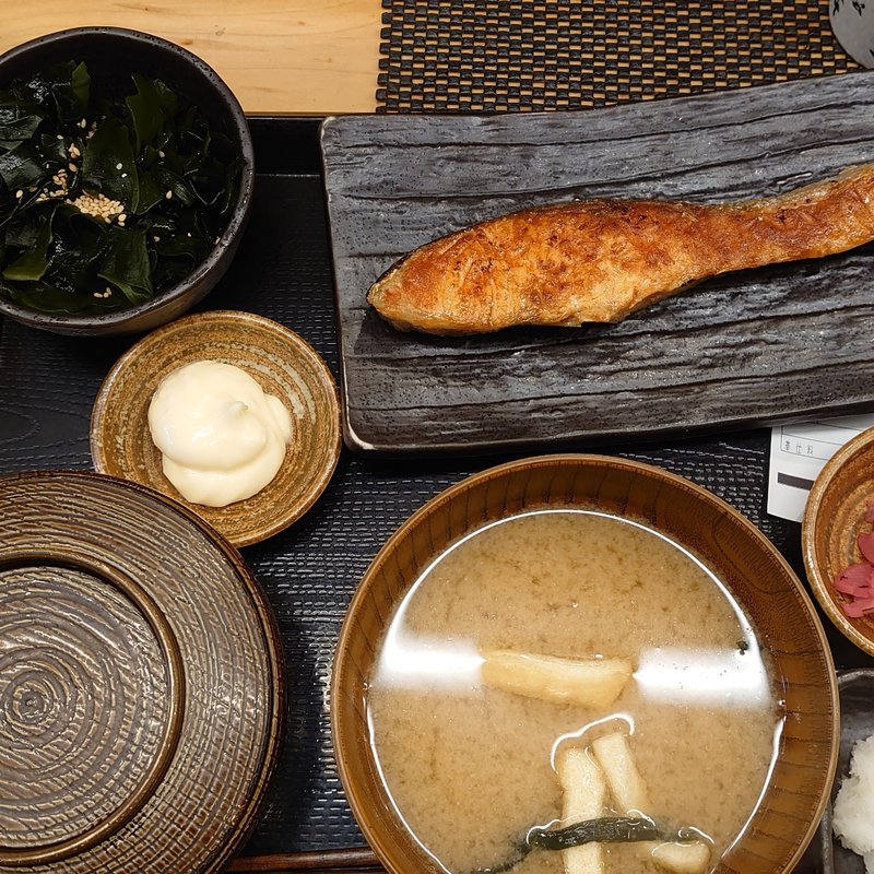 厚切り銀鮭塩焼き定食(しんぱち食堂 大井町店)