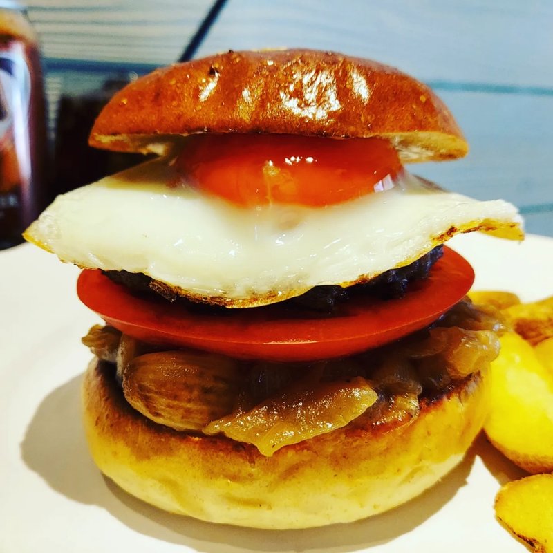 くたくた新玉と蘭王たまごバーガー(だるま珈琲)