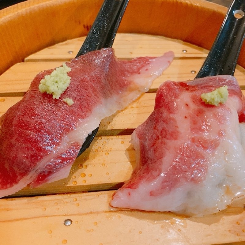 和牛炙り寿司（1つ）(大衆焼肉りゅえる)