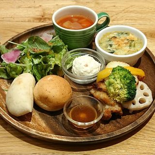若鶏と季節のグリル 黒酢オニオンソース(cafe fredy モザイクモール港北店)