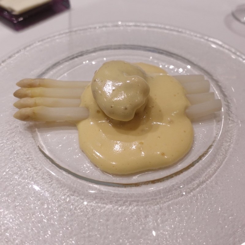 ホワイトアスパラガスのソテーサバイヨンソース(ルメルシマン オカモト)