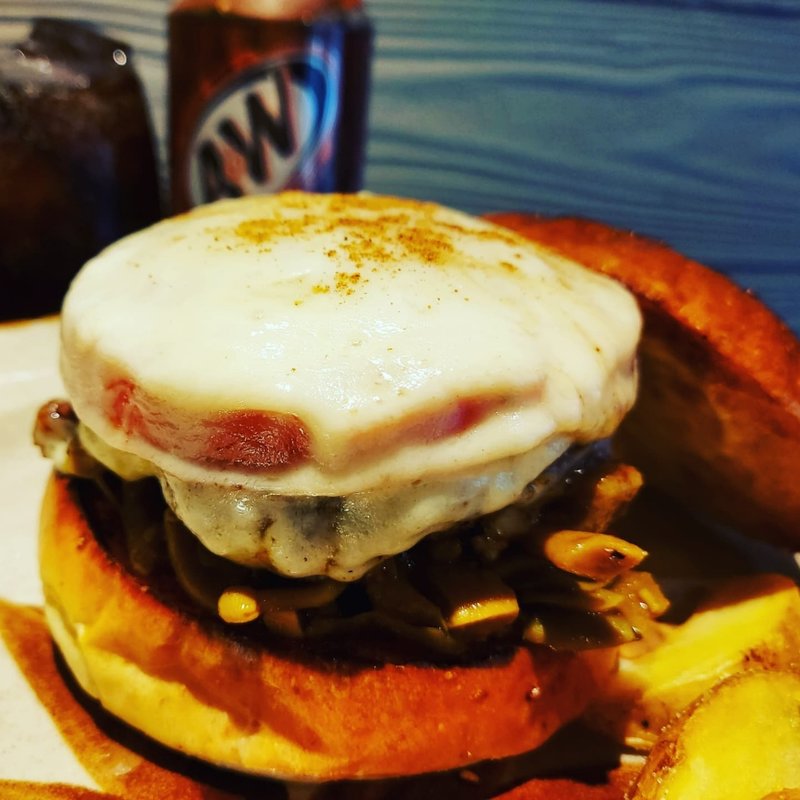 モッツァレラマッシュルームバーガー(だるま珈琲)