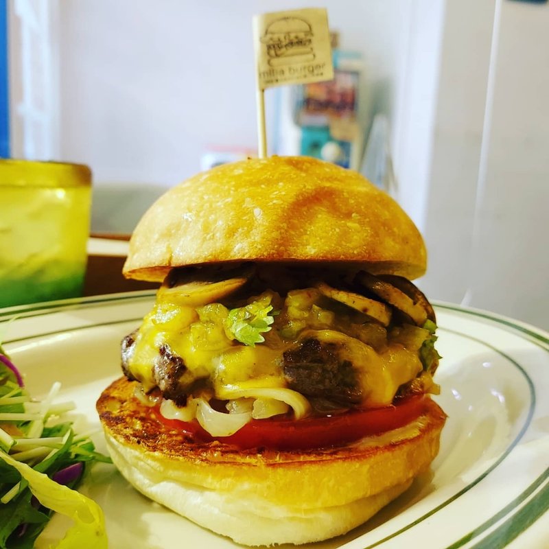 ブラウンバンズ＋ビーフパティ＋マッシュルーム＋トマト＋オニオン＋チェダーチーズ＋パイナップルとマンゴーのサルサ(milia burger)