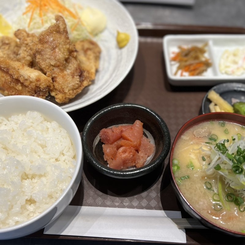 唐揚げ定食：豚汁変更＋明太子(酒と飯　たまる食堂)