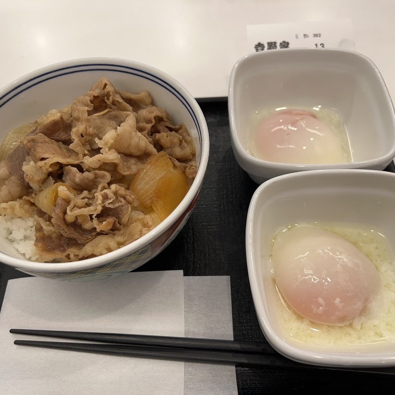牛丼の小盛りと半熟卵2ケ。(すき家 府中浅間店 )