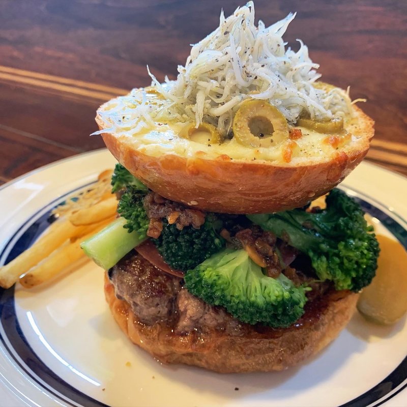 限定　湘南釜揚げしらすとアンチョビガーリックブロッコリーピザバーガー(アンバープレイス)