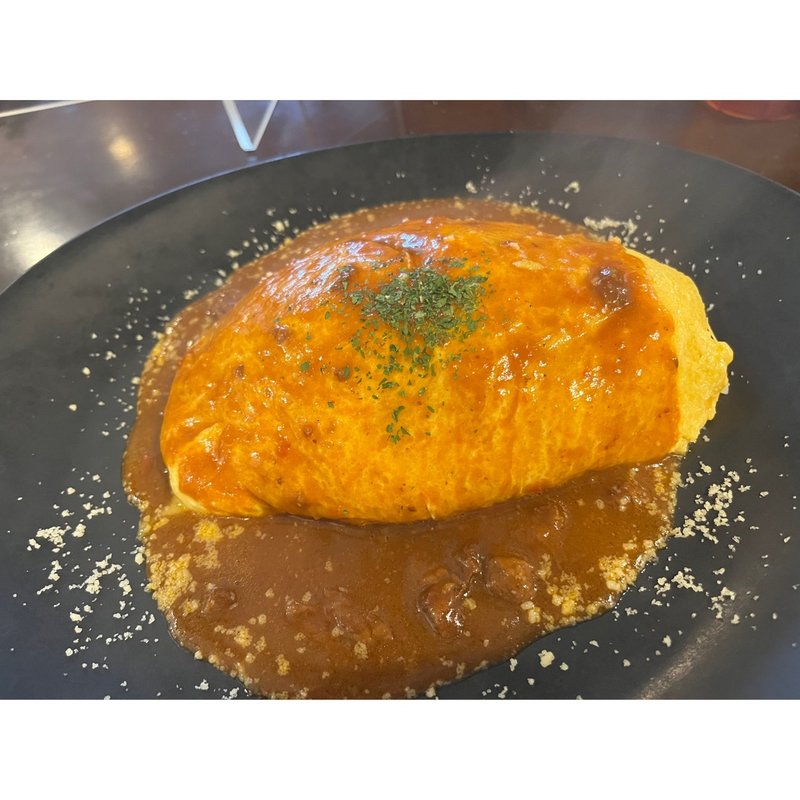 やみつきトマトビーフカレーソースオムライス(御馳走オムライス館 ネコ目)