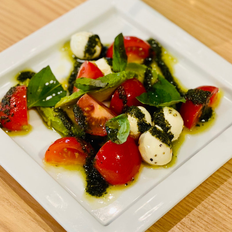 フルーツトマトとアボカドのカプレーゼ(ブルーオーシャングリル )