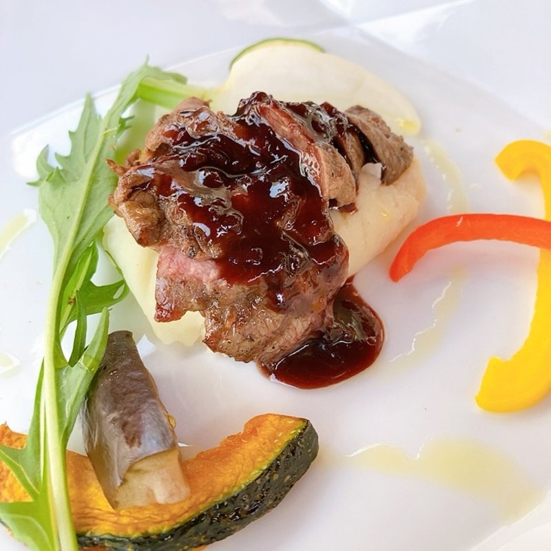 牛肉のロースト赤ワインソース（ランチコース）(UNDER THE SKY)