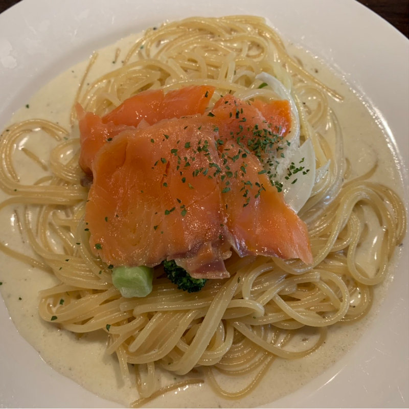 スモークサーモンとブロッコリーのクリームパスタ(カフェ misty （ミスティー）)