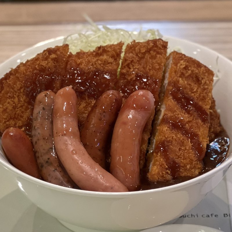 ダブルトッピングカレー（チキンカツ・ウインナー）(ドッグサンド&ふわふわおにぎりびびっど)