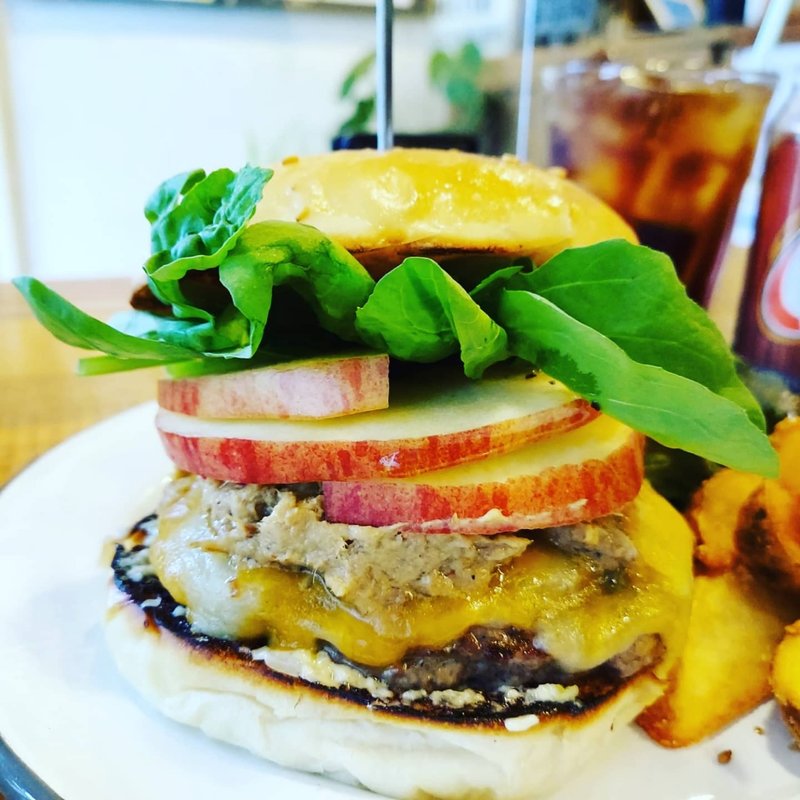 ポークリエットとりんごのハンバーガー(HELLO NEW DAY Hamburger)