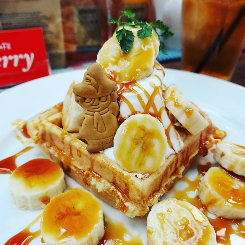 バナナと自家製キャラメルソースのワッフル(カフェ　ベリー （カフェベリー）)