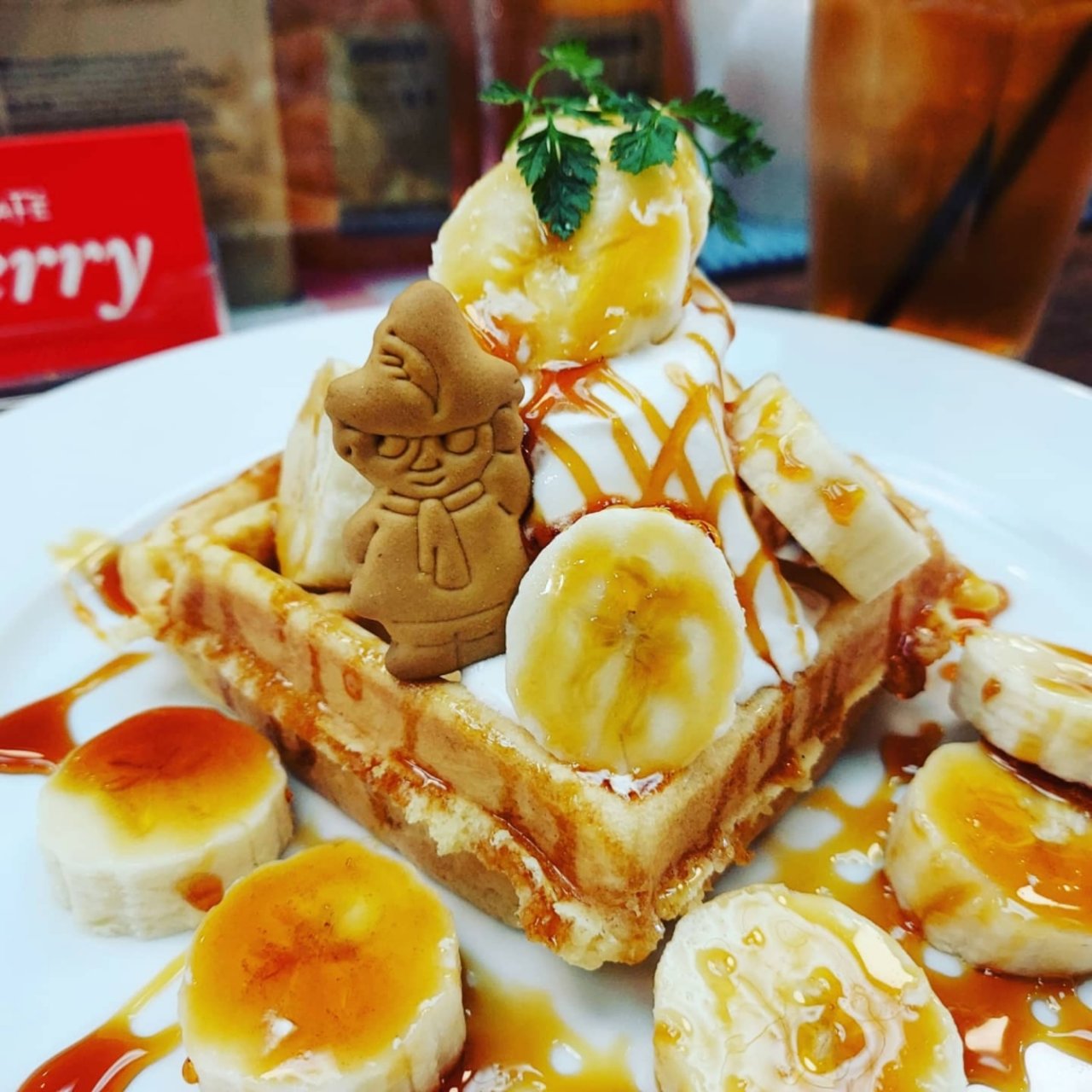 バナナと自家製キャラメルソースのワッフル(カフェ ベリー