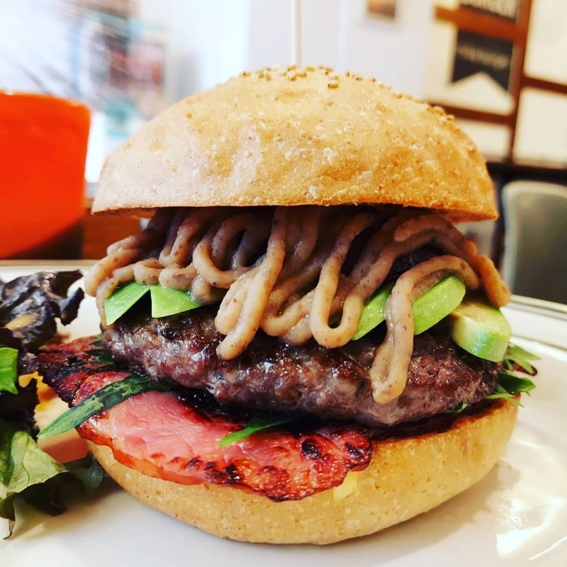 ハンバーガー（全粒粉バンズ＋ビーフパティ＋さつまいも＋アボカド＋大葉＋ベーコン＋モンブランソース）(milia burger)