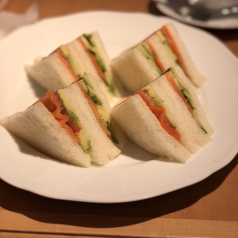 アボカドとスモークサーモンの サンドウィッチ(京橋千疋屋 東京駅一番街店)